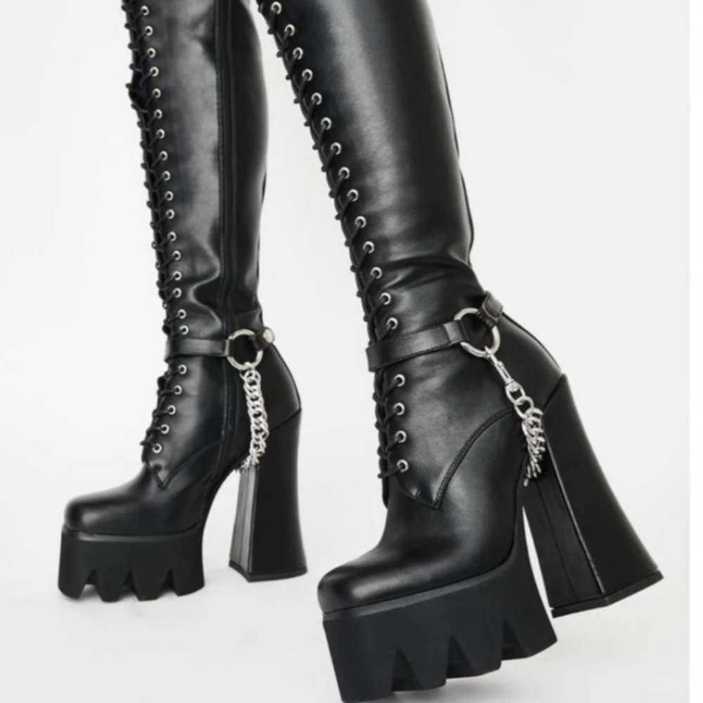 NIB Lamoda black deceiving ways knee high chain link boots Sz 8